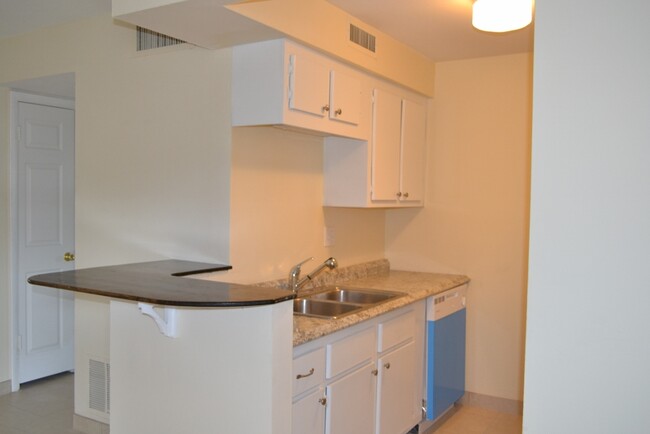 2/1 cocina - Midway Court Apartments