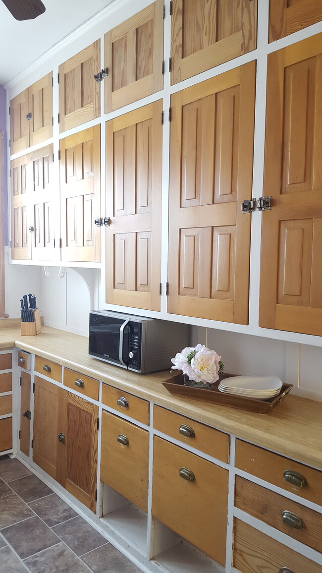Kitchen view 1 - 1502 Park Ave