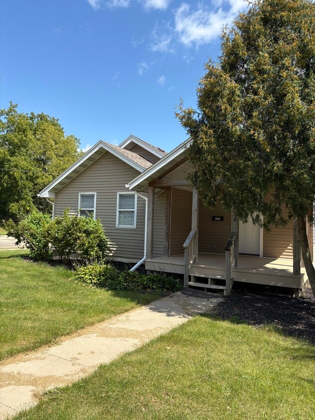 Front - 1237 Center St