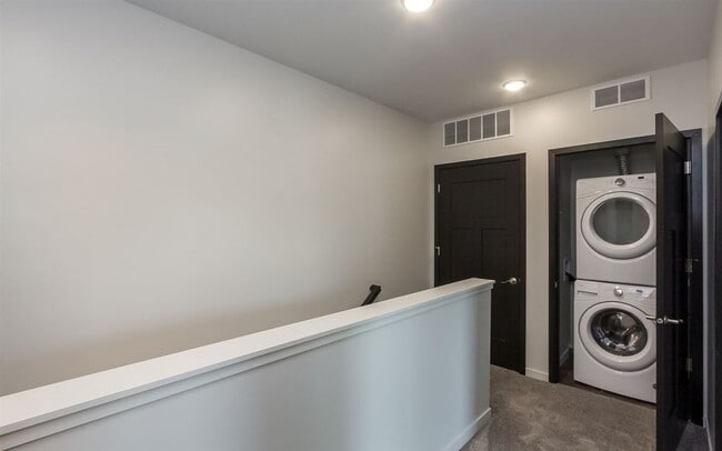 Building Photo - 583 S Dubuque St