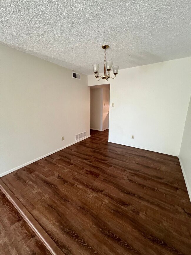 Building Photo - NE 4 Bedroom  2 Bath with Garage