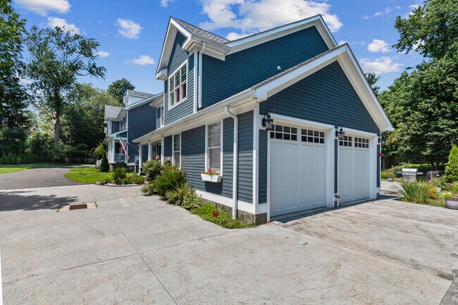 Foto del edificio - 328 Brewster St