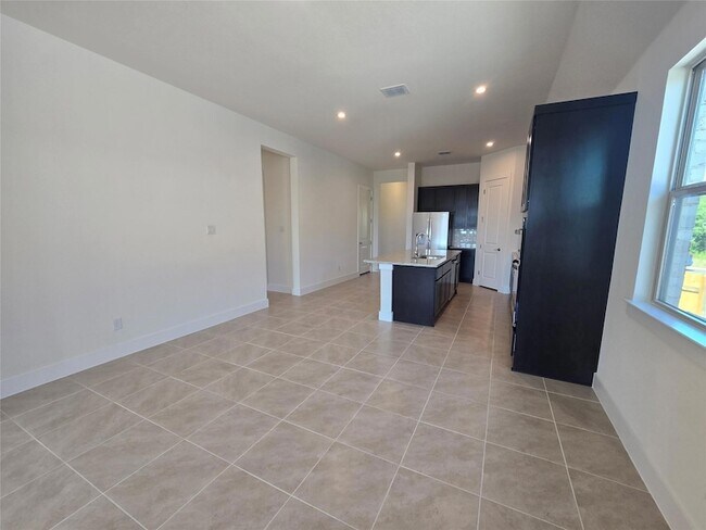 Foto del edificio - 8512 Red Bottle Brush Rd