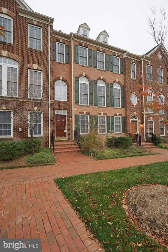 Beautiful 4 BD 4.5 BA Townhome in the Reserve at Tysons Corner - Beautiful 4 BD 4.5 BA Townhome in the Reserve at Tysons Corner