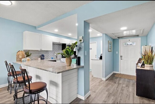 Foto del edificio - Annual OR Seasonal turnkey FURNISHED 2/2 ground floor condo with golf course and water views