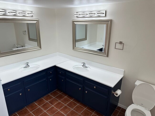 Building Photo - Charming Playa Del Rey Home with Spacious ...
