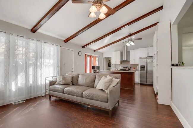 Foto del edificio - 837 Hamlin Ave