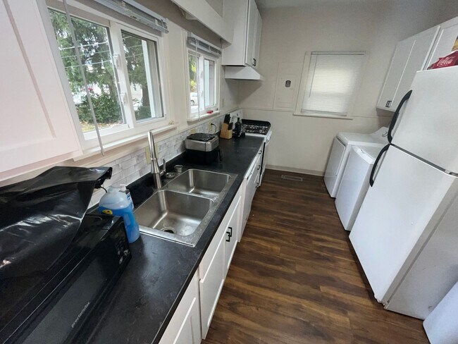 Foto del edificio - 3 Bedroom 1 Bath Perfect for Sports Fans!