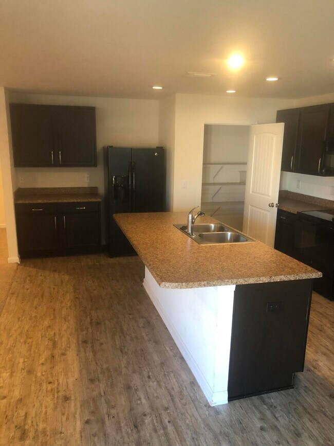 Building Photo - 3005 Raven Ln