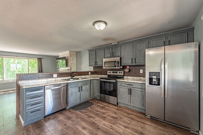 Building Photo - 3375 Montebello Dr W