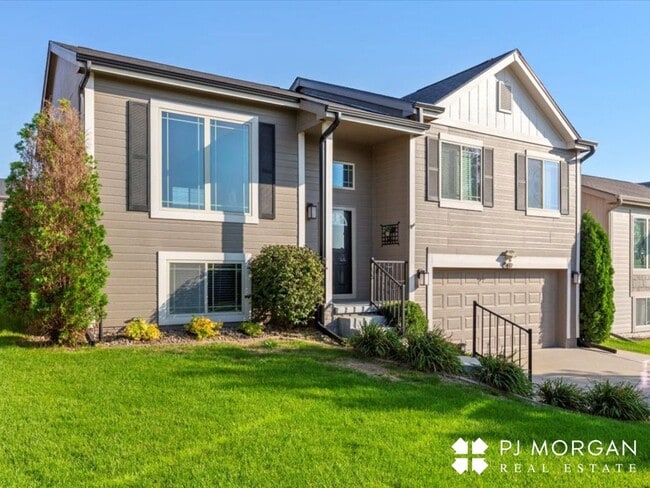 Building Photo - 3 Bedroom , 2 Bathroom House - Available I...