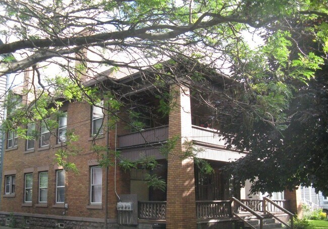 Building Photo - 916 W 9th St Building Photo - 916 W 9th St
