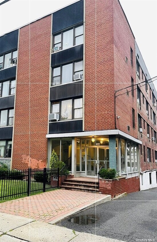 Primary Photo - 164 Pine St