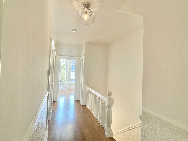 Building Photo - HUGE Edwardian 3BR /1 BA Flat, Parking, La...