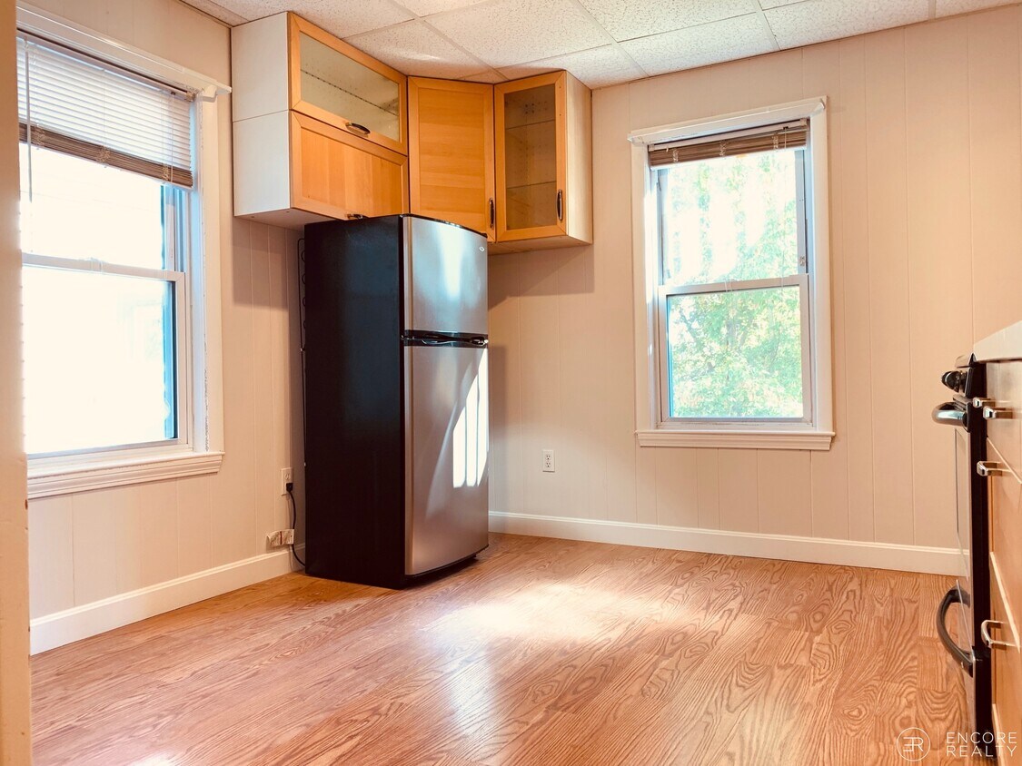 Building Photo - 105 Buttonwood St