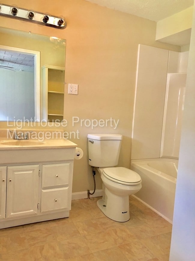 Building Photo - 3BD Brick Home on Large Lot