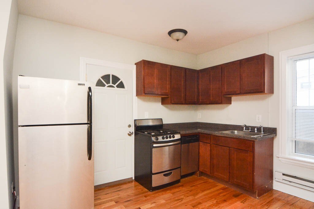 Primary Photo - 644 W Oakdale Ave