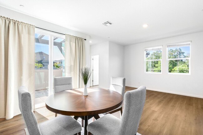Foto del edificio - Citrus Heights AMAZING FLOOR-PLAN (Solar) ...