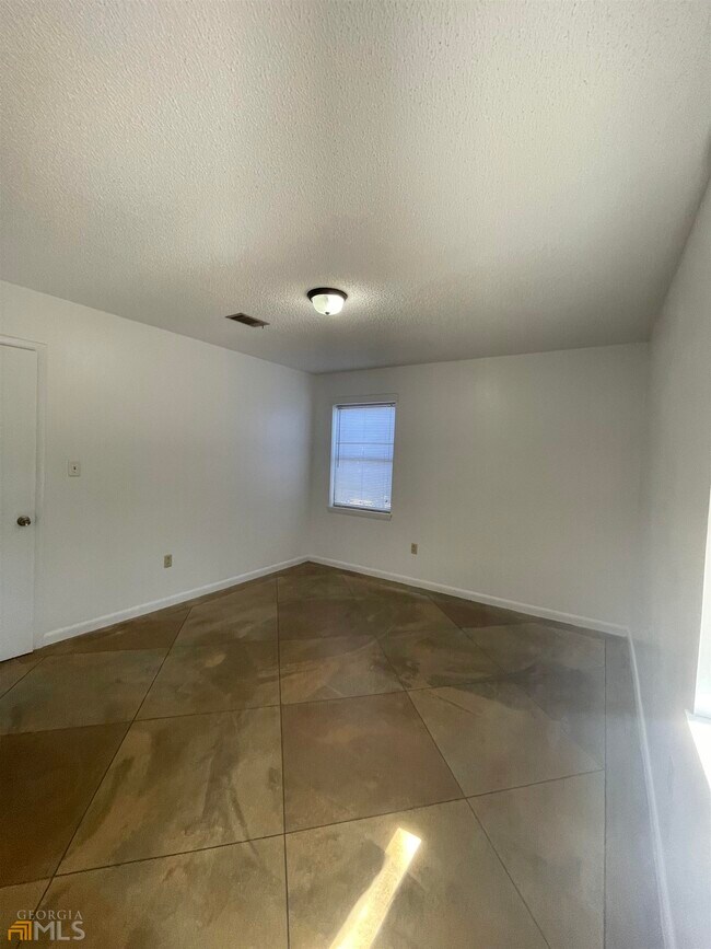 Building Photo - 405 Alexander St W