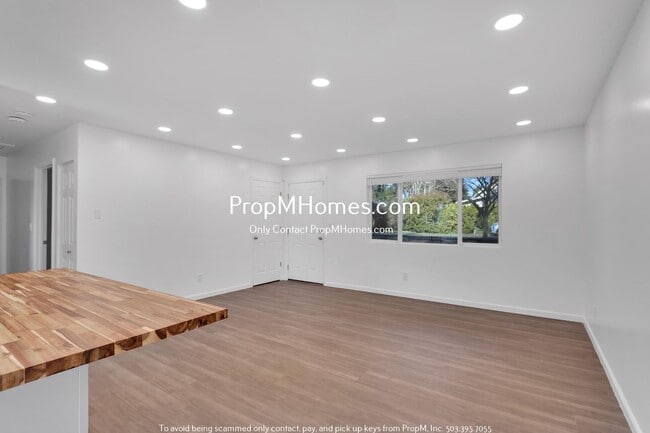 Building Photo - Fully Updated Three Bedroom Home in SE!