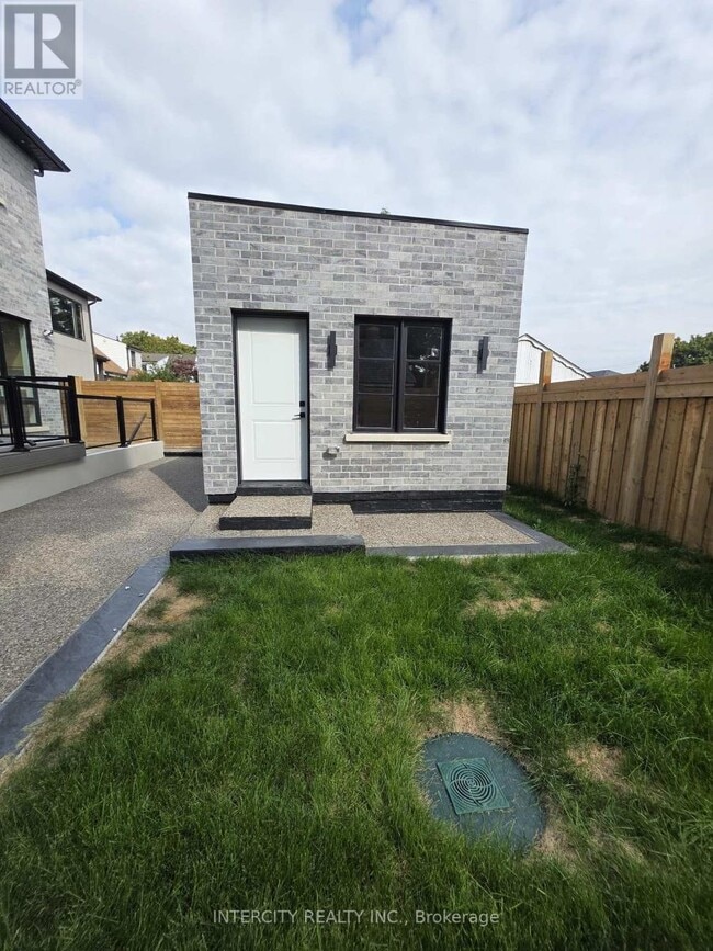 Building Photo - 247 Alderbrae Ave