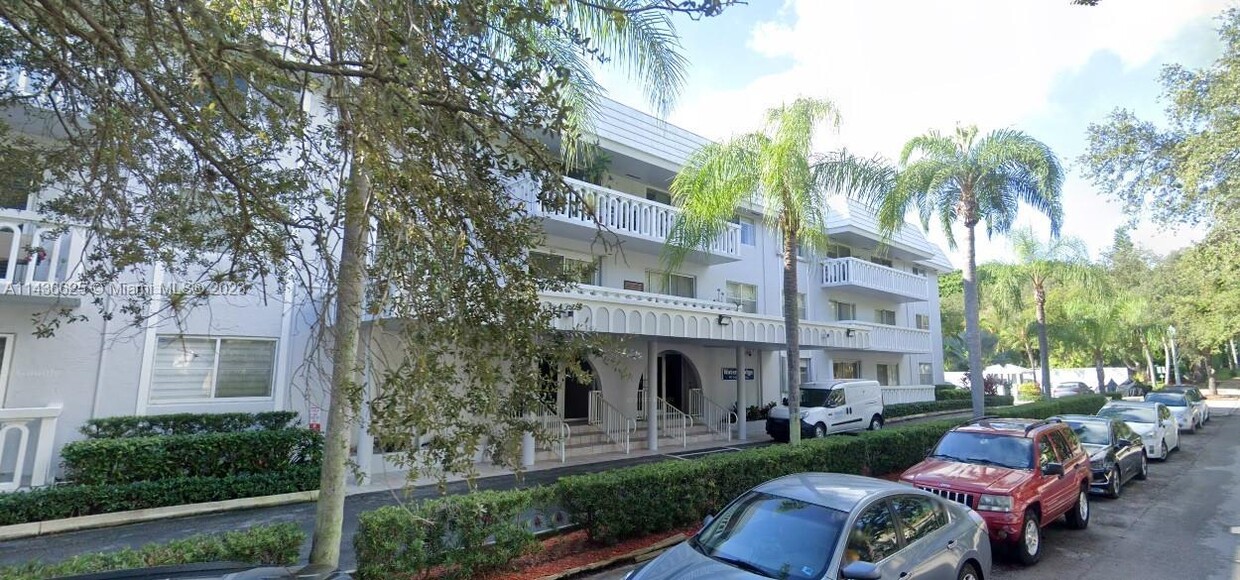 Primary Photo - 100 Edgewater Dr