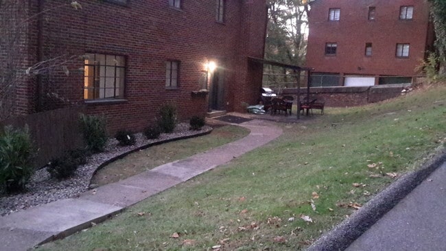 Building Photo - 1403 Summit Dr