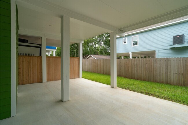 Building Photo - 213 West Dr