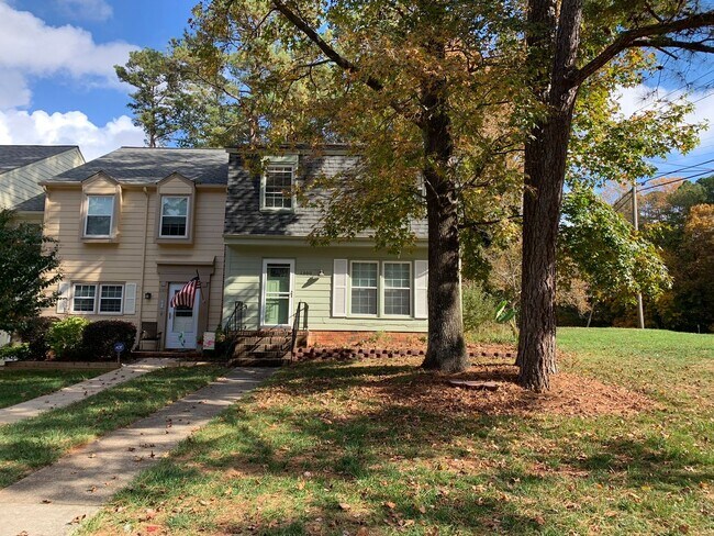 Foto del edificio - Available Now! Limited time price DROP! - End unit townhome
