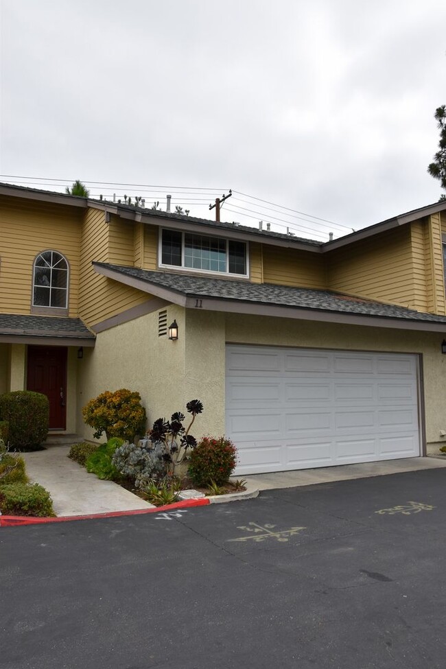 Building Photo - 3 Bedroom 2.5 Bath Hampton Court Condo Nea...