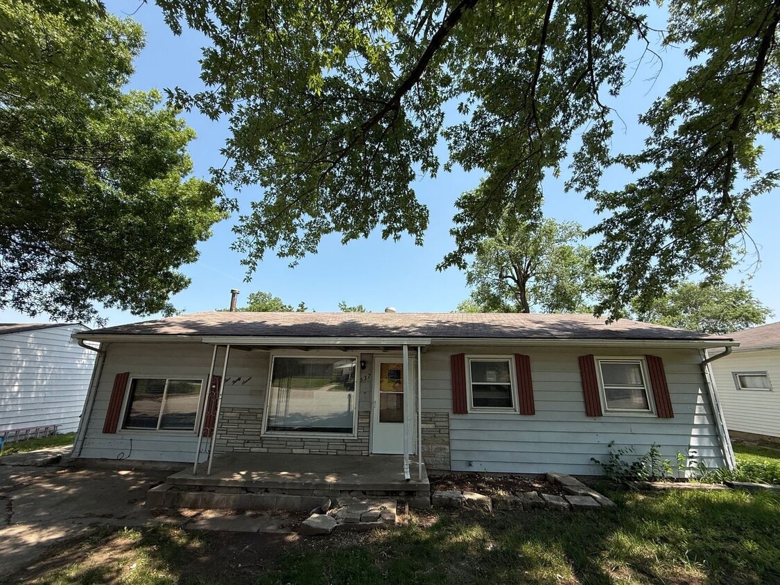Primary Photo - 3 Bedroom Single family with fenced in yard