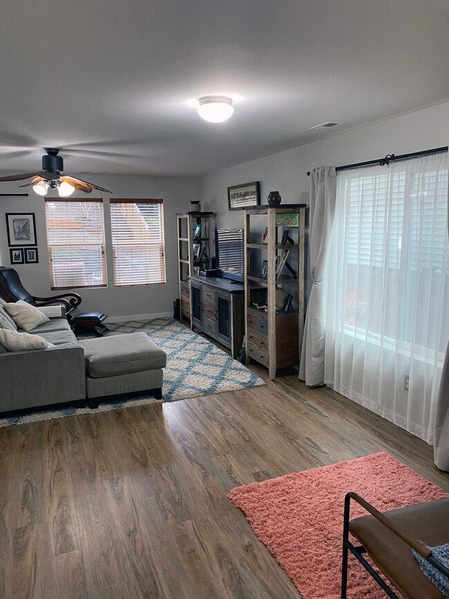 Building Photo - 450 NW Nesvik Way