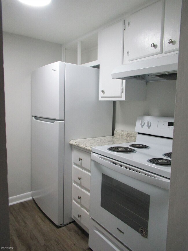 Foto del edificio - 2 br, 1.5 bath Townhome - 611 E 11th St Pi...