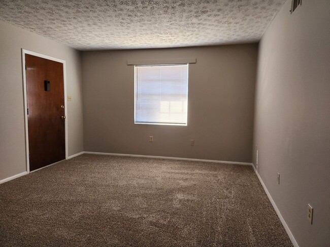 Foto del edificio - Two bedroom apartment near East 52nd and Myers Middle School