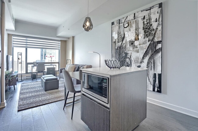 Building Photo - 1275 Av. des Canadiens-de-Montréal