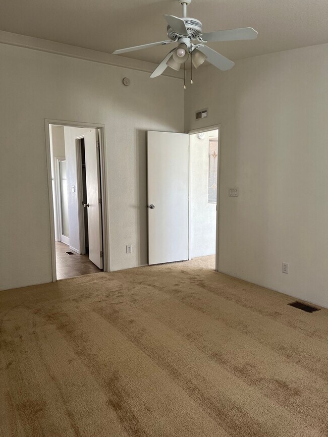 Building Photo - 3 bedroom by U of A!