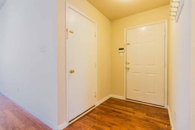 Foto del edificio - 4417 Centennial Ct