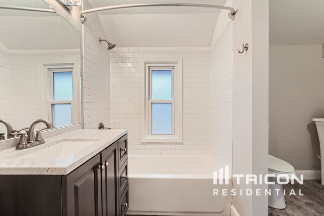 Foto del edificio - 2200 E 38th St