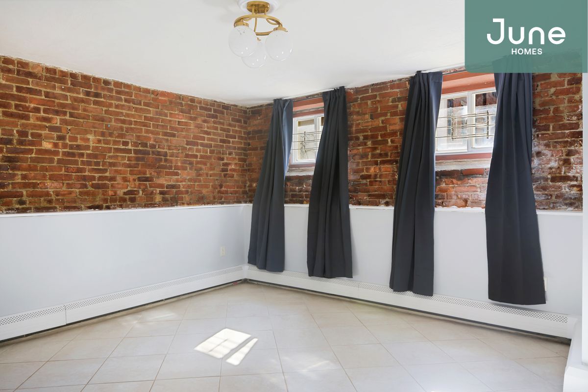 Foto principal - ROOM ONLY in 6-bed/2.0-bath Home