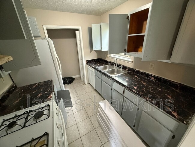 Building Photo - 4223 Delfern Dr