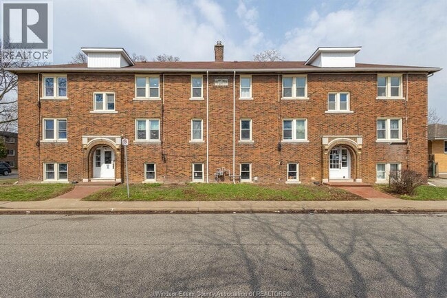 Building Photo - 706 Elliott St E
