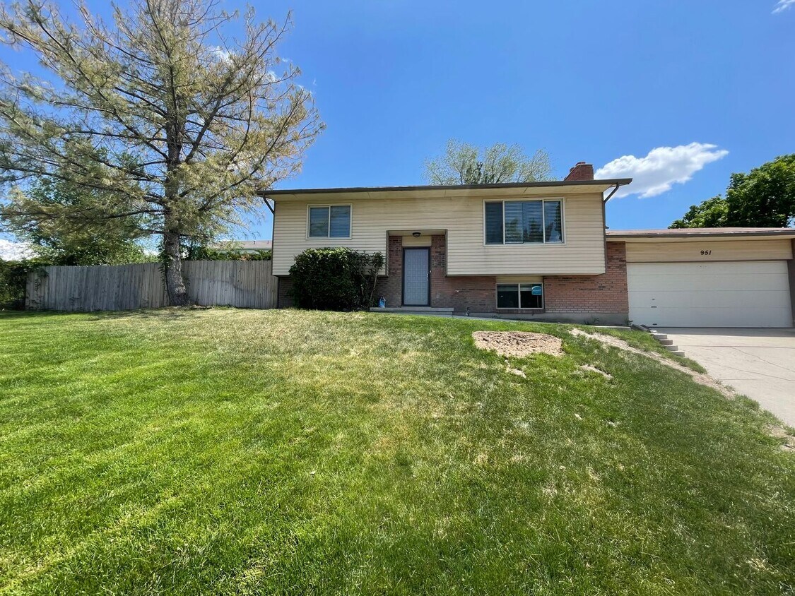 Primary Photo - Stunningly Remodeled 4 bedroom home! With ...