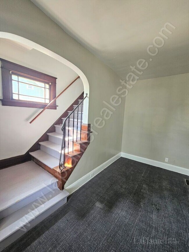 Building Photo - Bright 3 Bedroom Home for Rent