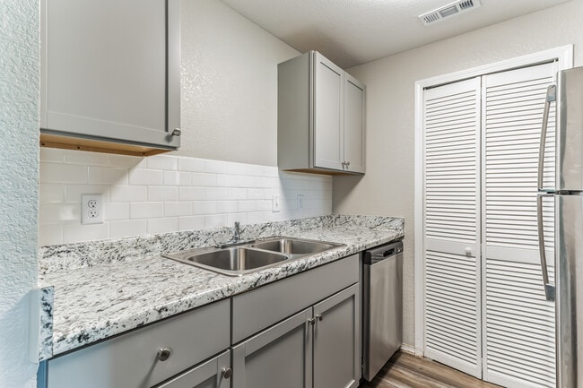 River Walk - Renovated Apartments Available - Riverwalk