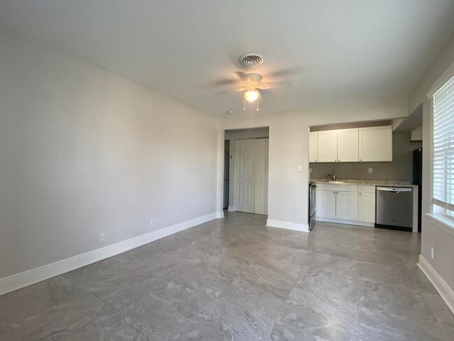 Building Photo - Two Bedroom Beachside Duplex with Garage!