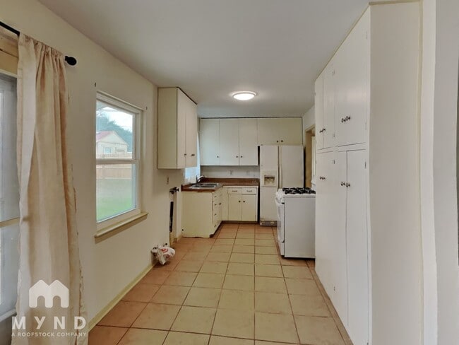 Building Photo - 215 Shady Rill