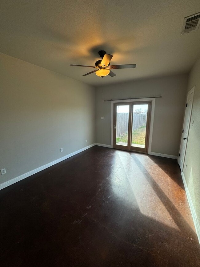 Foto del edificio - 3/2 in BROCK ISD - LAWN CARE INCLUDED - Pets welcome Fenced YARD
