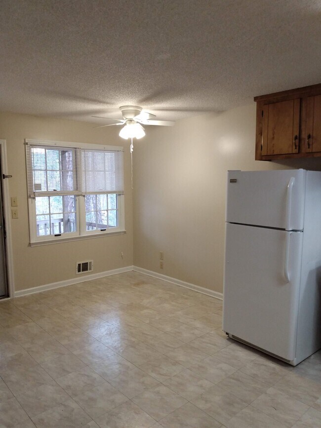 Building Photo - 261 Highland Park Dr
