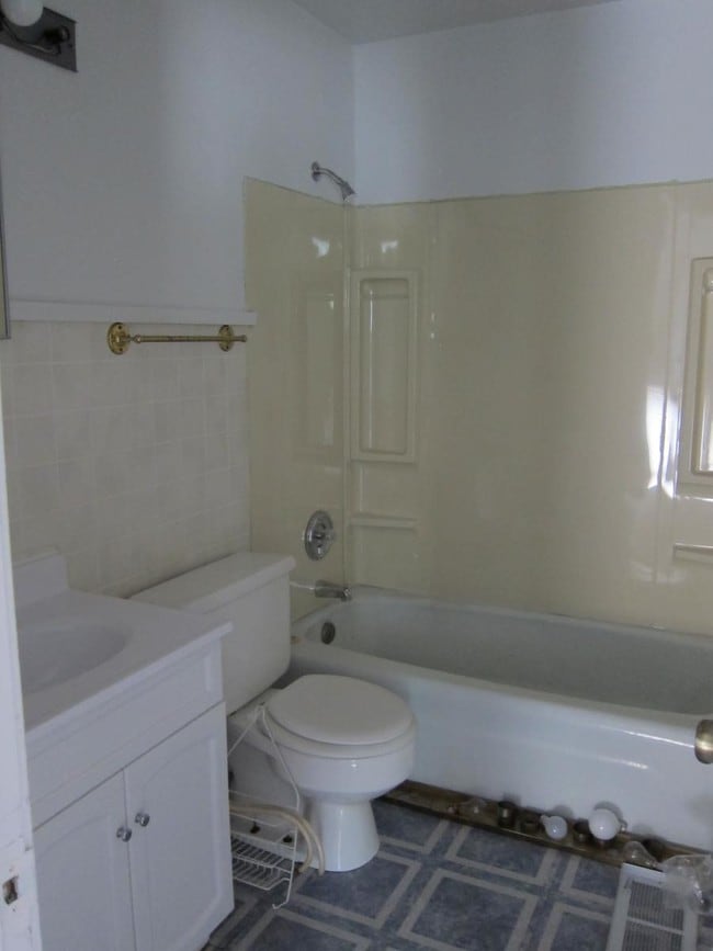 Building Photo - 109 W 12th St