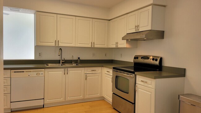 Photo - Annual downtown Sarasota renovated 2/2 top... House